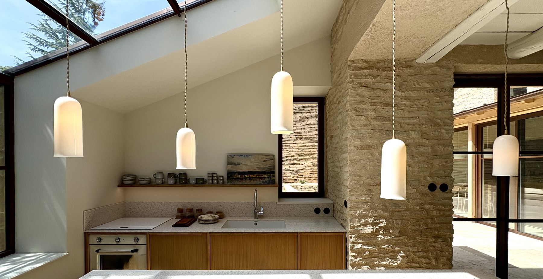 Intérieur achevé illustrant la restauration du bâti ancien et l'élaboration contemporaine